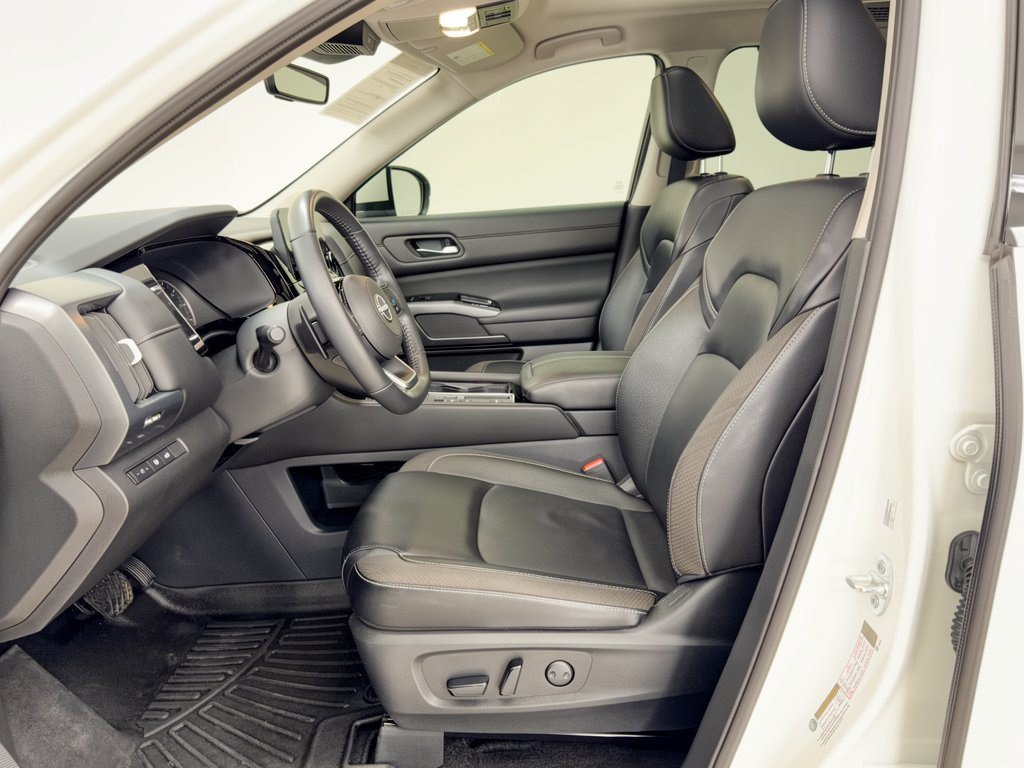 Used 2024 Nissan Pathfinder SL w/ SL Premium Package FWD image 5