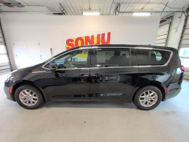 Used 2025 Chrysler Pacifica Select FWD image 2