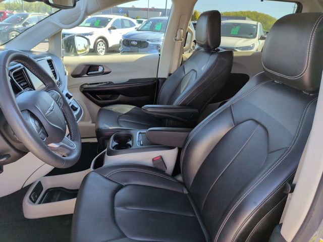 Used 2023 Chrysler Pacifica Touring-L FWD image 10