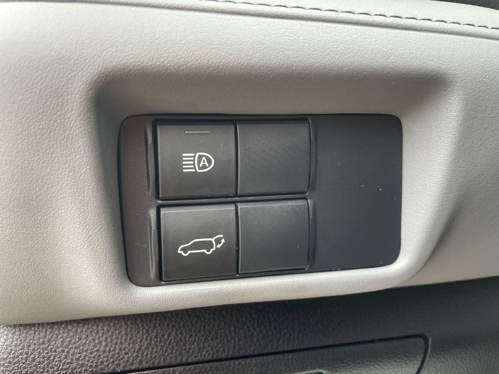 Used 2021 Toyota Highlander XLE AWD/4WD image 36