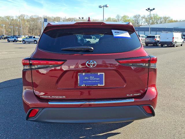 Used 2022 Toyota Highlander XLE AWD/4WD image 3