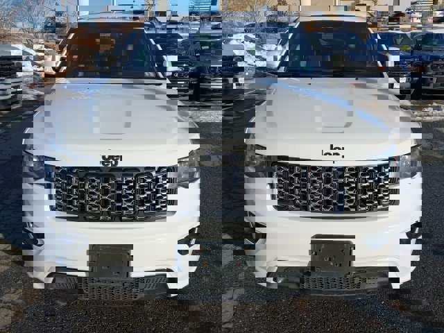 Used 2017 Jeep Grand Cherokee Altitude image 3