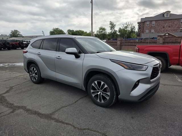 Used 2022 Toyota Highlander XLE FWD video 2