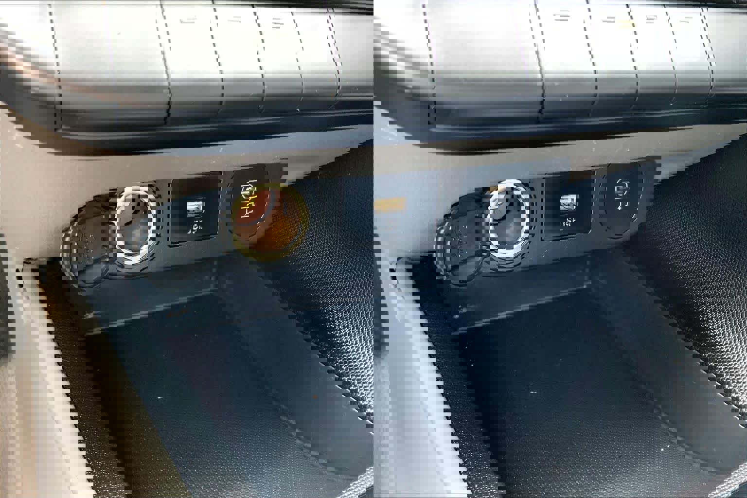 Used 2024 Hyundai Elantra SEL image 30