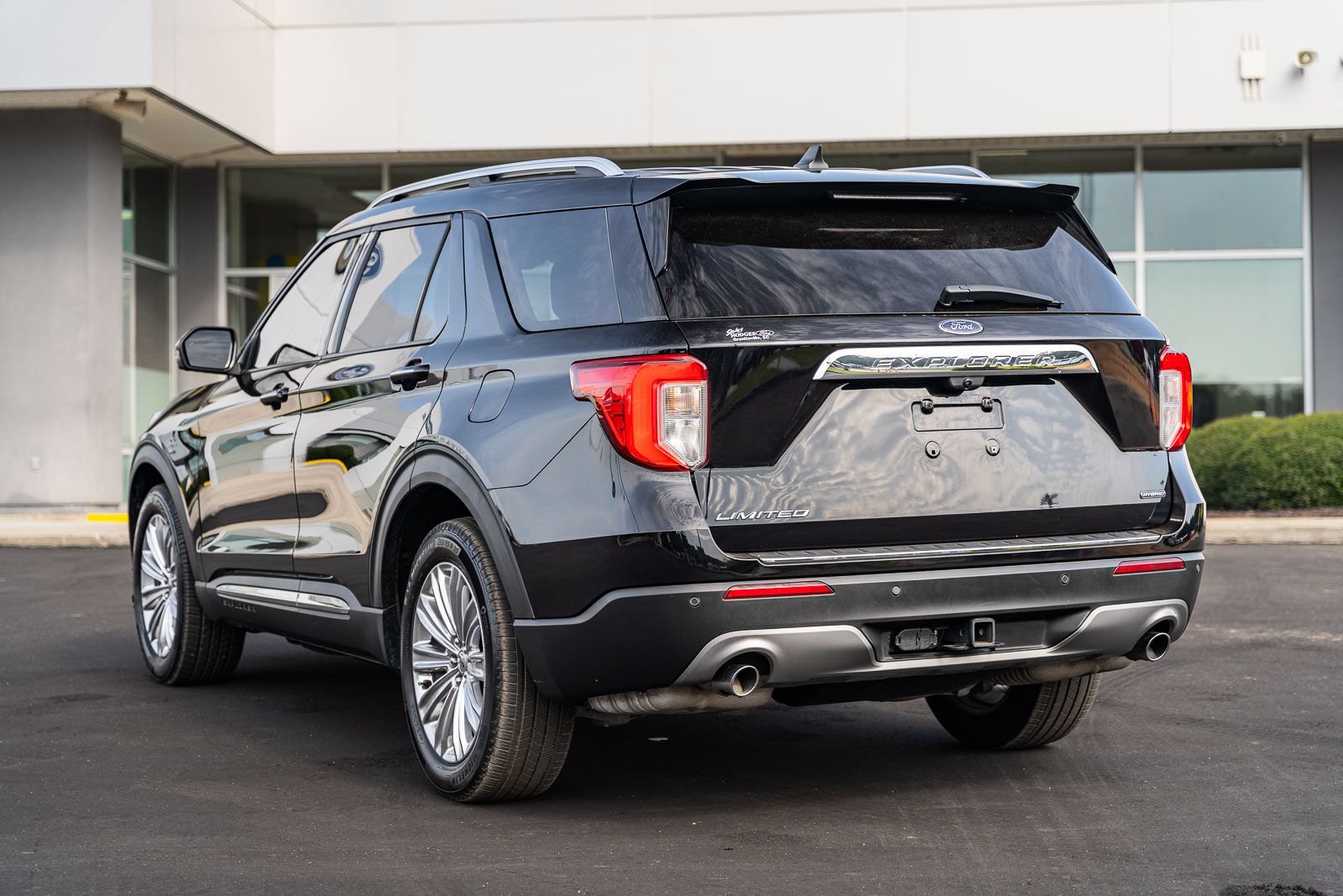 Certified 2021 Ford Explorer Limited w/ Hybrid Equipment Group 310A RWD image 5