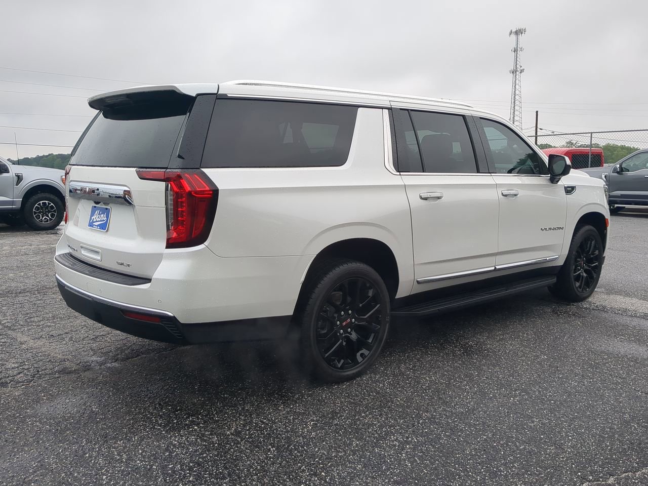 Used 2023 GMC Yukon XL SLT RWD image 3
