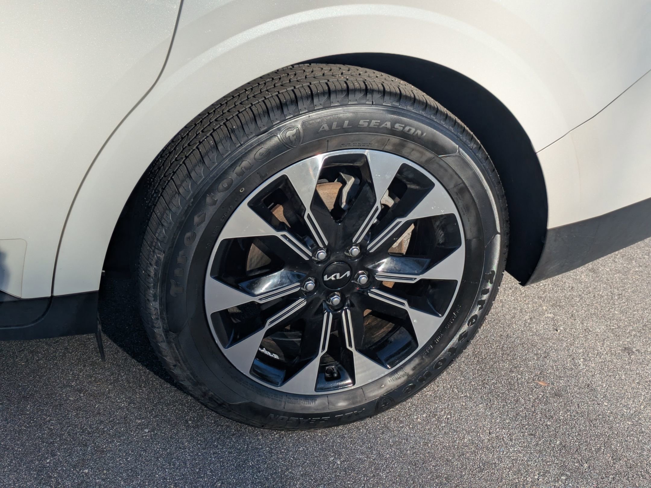 Used 2024 Kia Carnival EX image 8