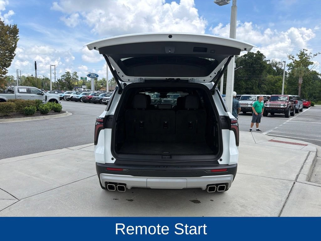 Used 2025 Chevrolet Traverse LT w/ Driver Confidence Package FWD image 10