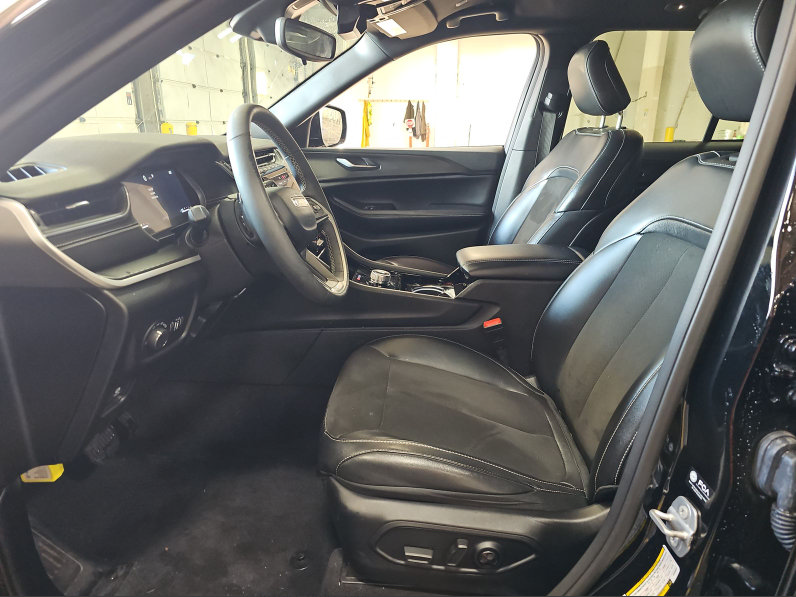 Used 2023 Jeep Grand Cherokee Altitude AWD/4WD image 5