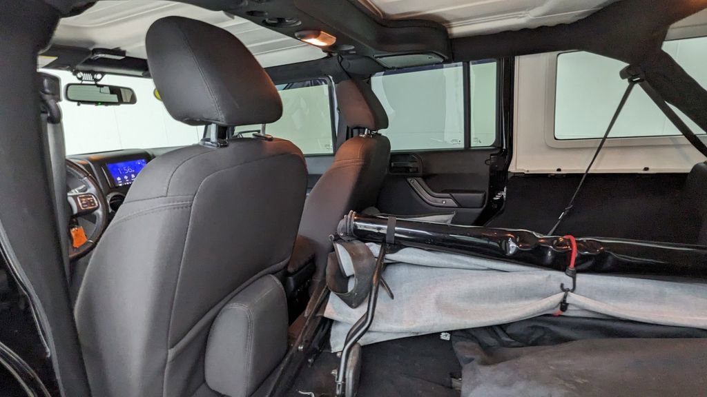 Used 2017 Jeep Wrangler Unlimited Willys image 30