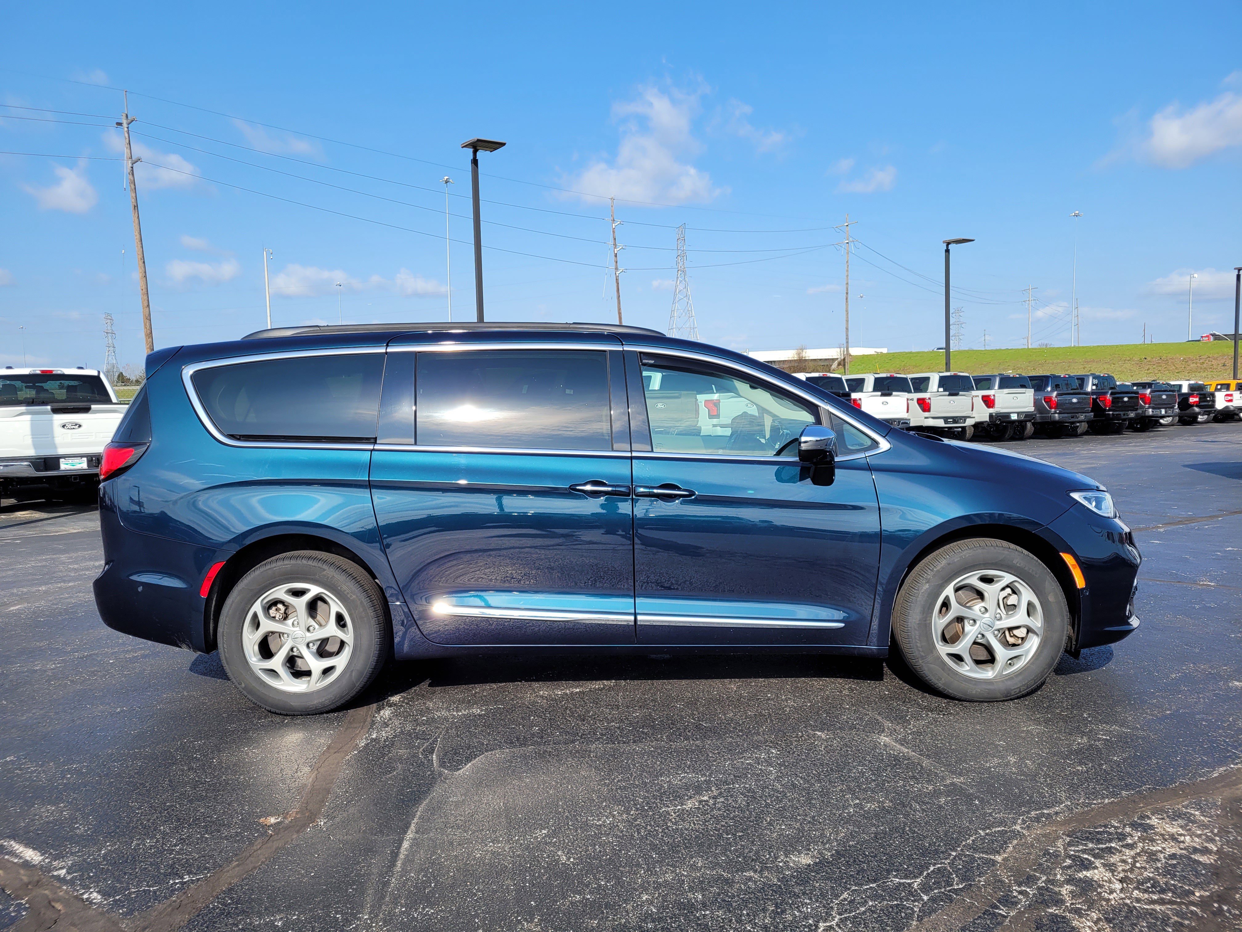 Used 2023 Chrysler Pacifica Limited image 2