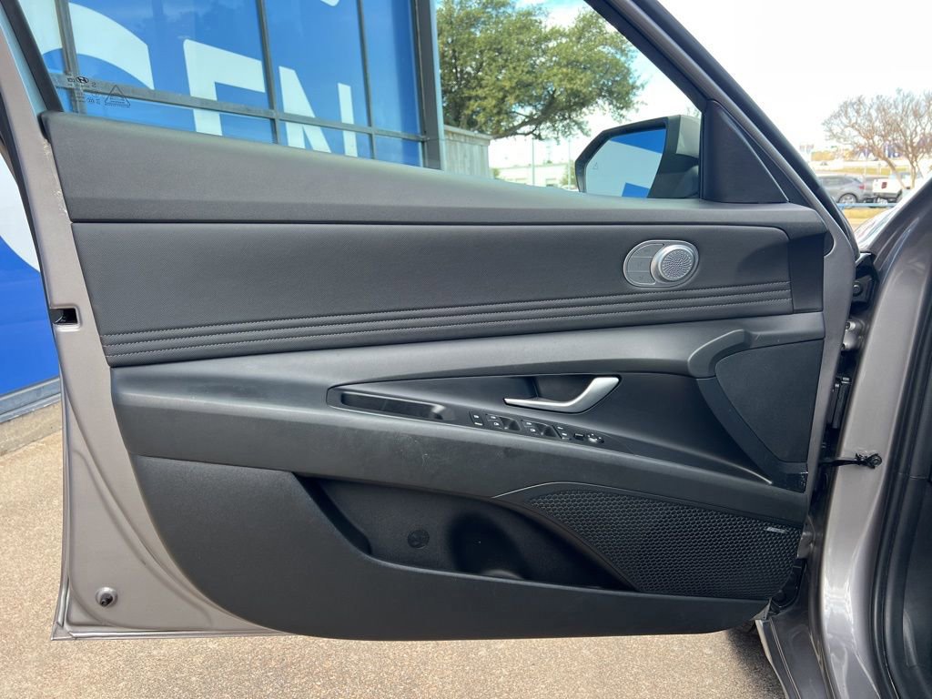 Used 2023 Hyundai Elantra Limited image 23