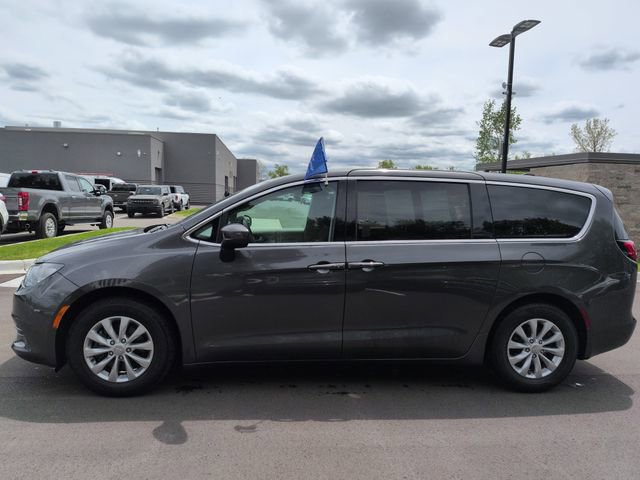 Used 2017 Chrysler Pacifica Touring w/ Tire & Wheel Group FWD image 8