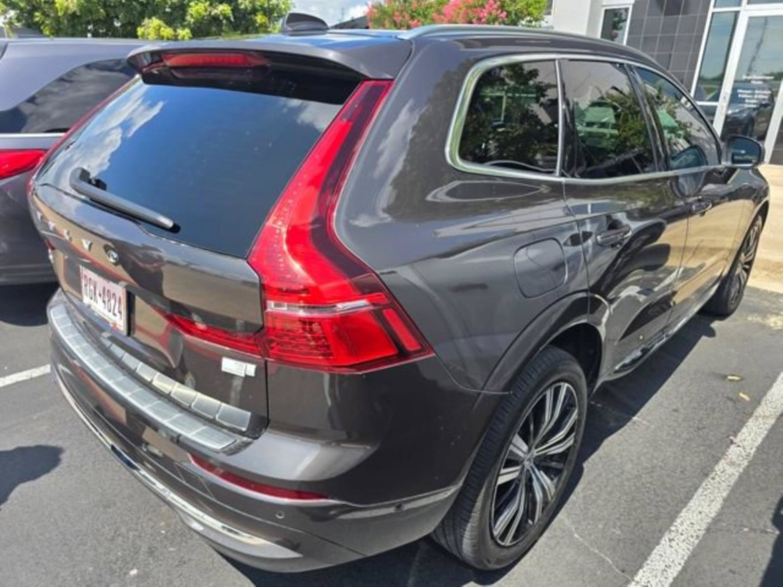 Used 2022 Volvo XC60 T8 Inscription w/ Advanced Package AWD/4WD image 4