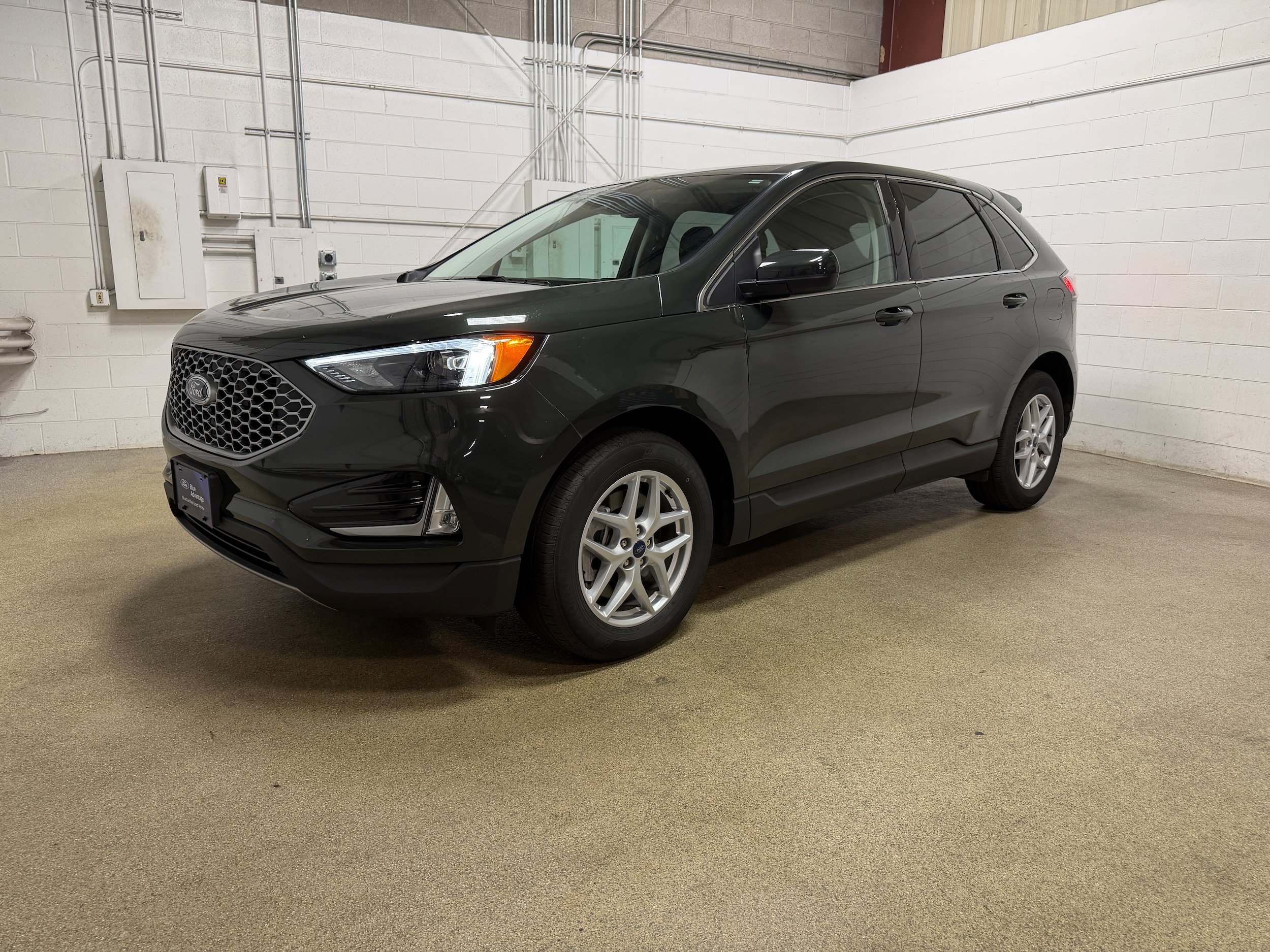 Certified 2023 Ford Edge SEL w/ Convenience Package AWD/4WD image 2