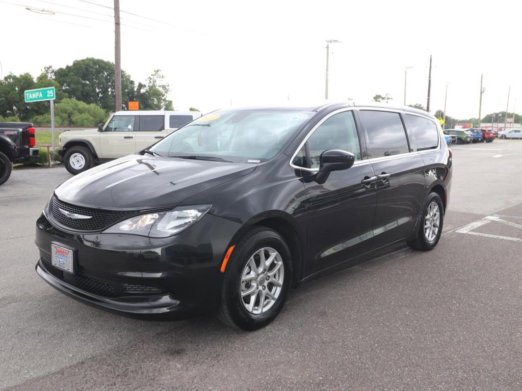 Used 2023 Chrysler Voyager LX FWD image 3