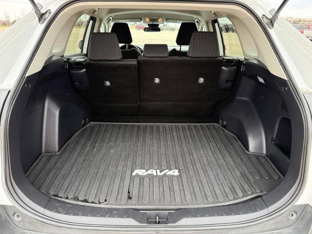 Used 2021 Toyota RAV4 LE image 11