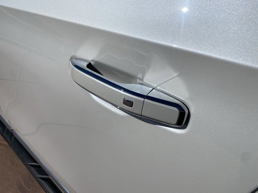 Used 2024 GMC Yukon SLT w/ SLT Luxury Package image 16