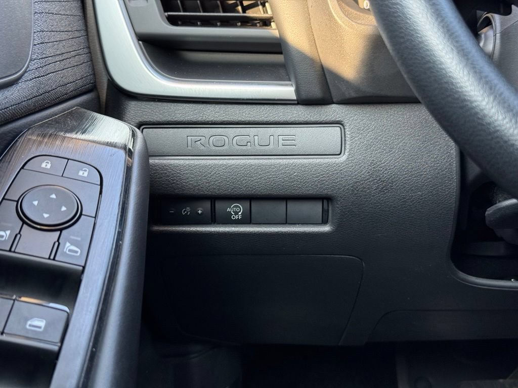 Used 2023 Nissan Rogue S AWD/4WD image 31