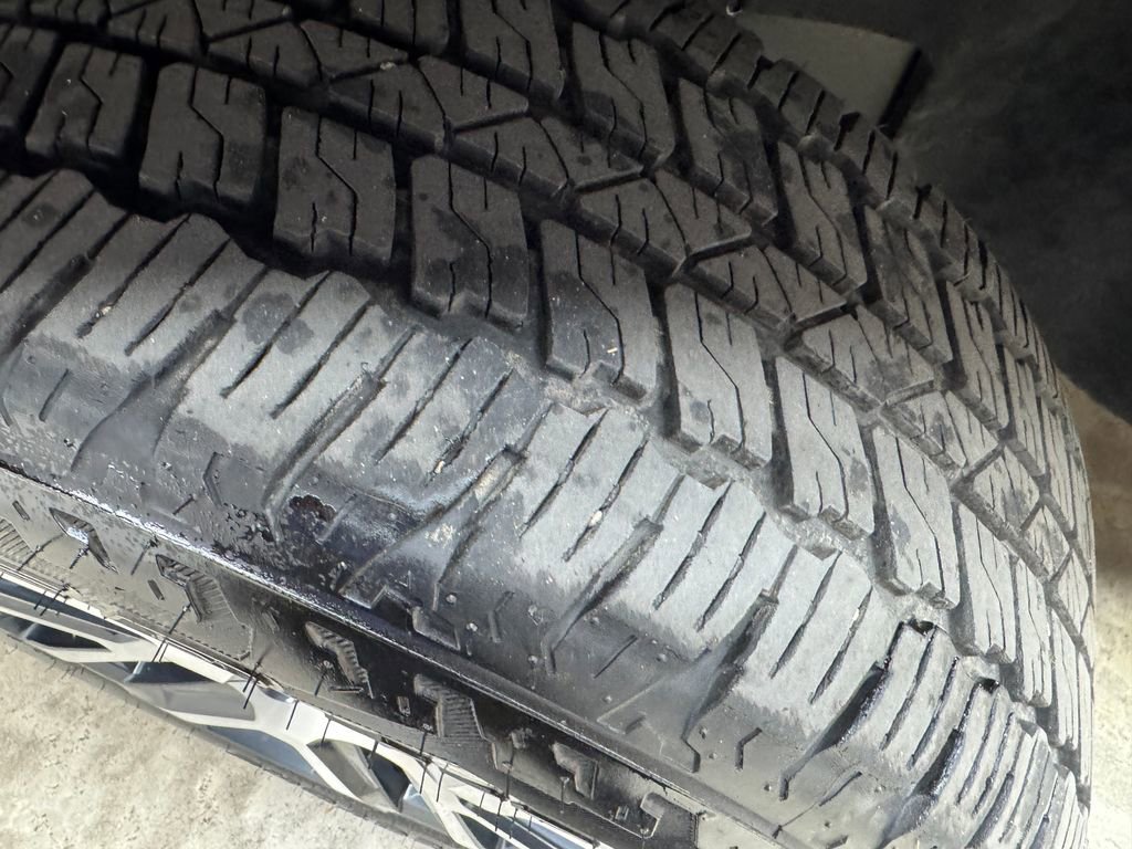 Used 2024 Chevrolet Colorado Z71 w/ Z71 Convenience Package 2 image 35