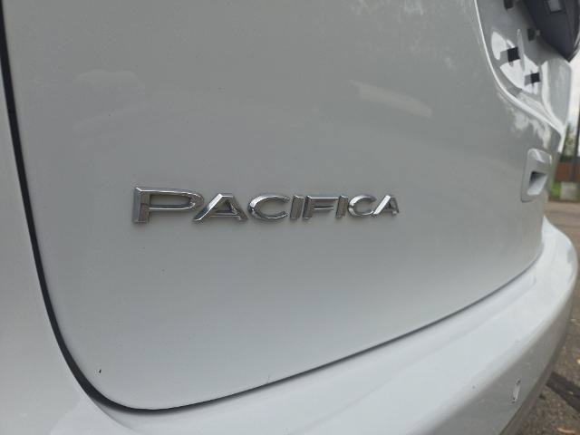 Used 2023 Chrysler Pacifica Limited AWD/4WD image 13