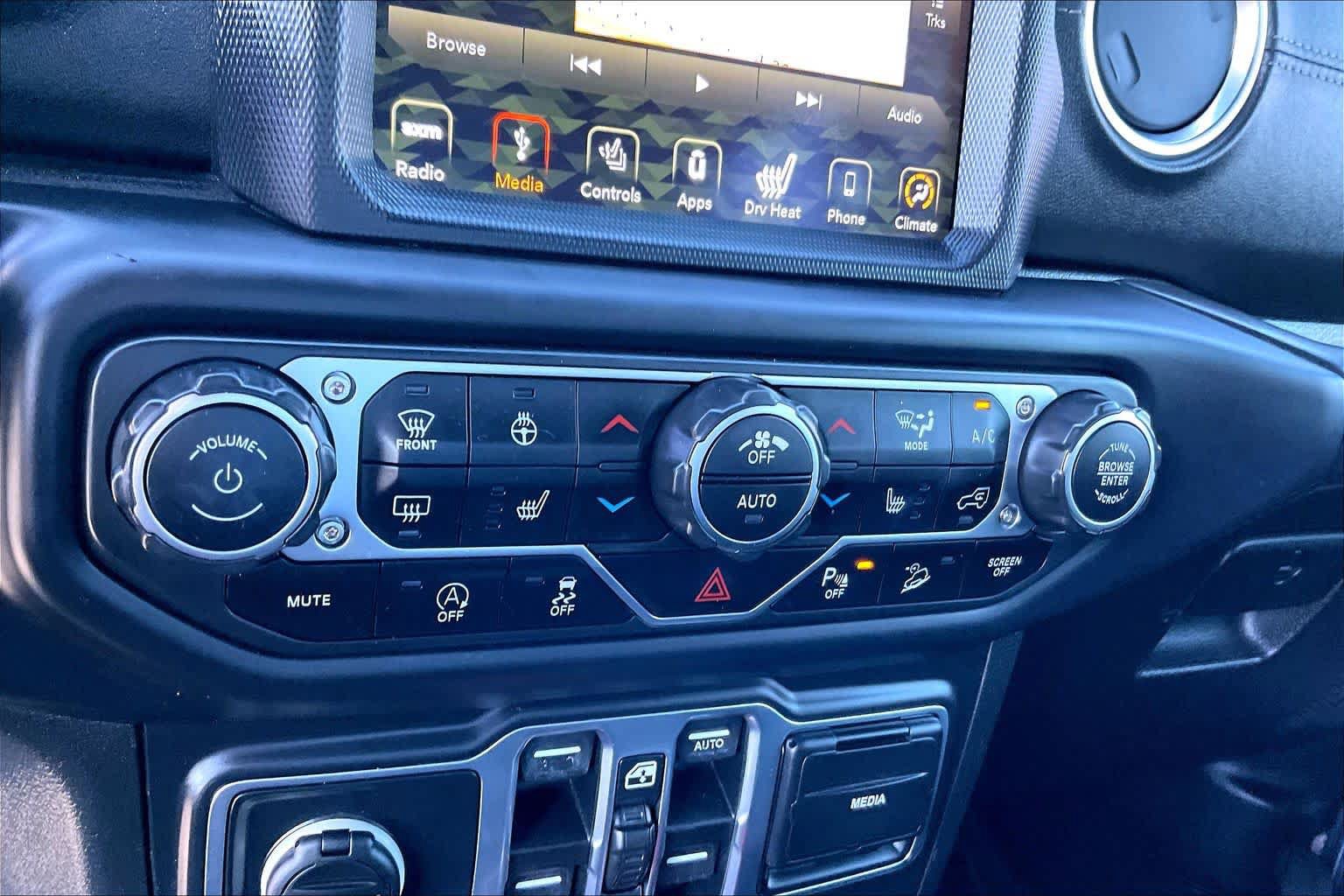 Used 2018 Jeep Wrangler Unlimited Sahara AWD/4WD image 30