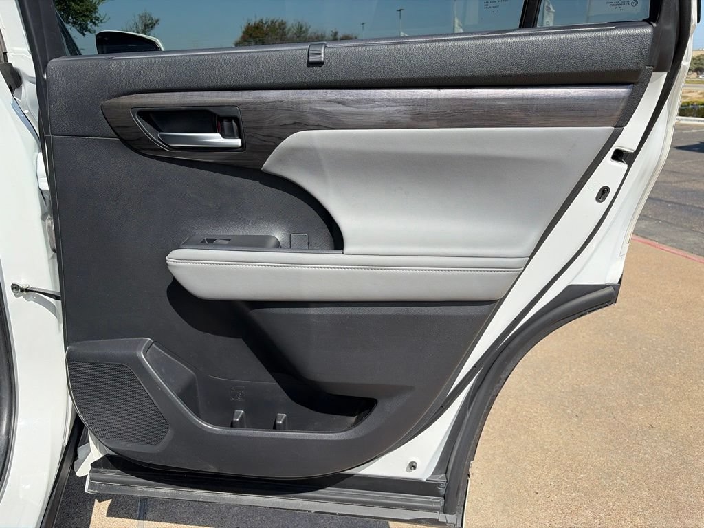 Used 2023 Toyota Highlander Limited FWD image 13