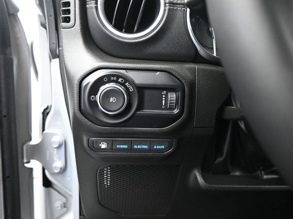 Used 2023 Jeep Wrangler Unlimited Sahara image 11