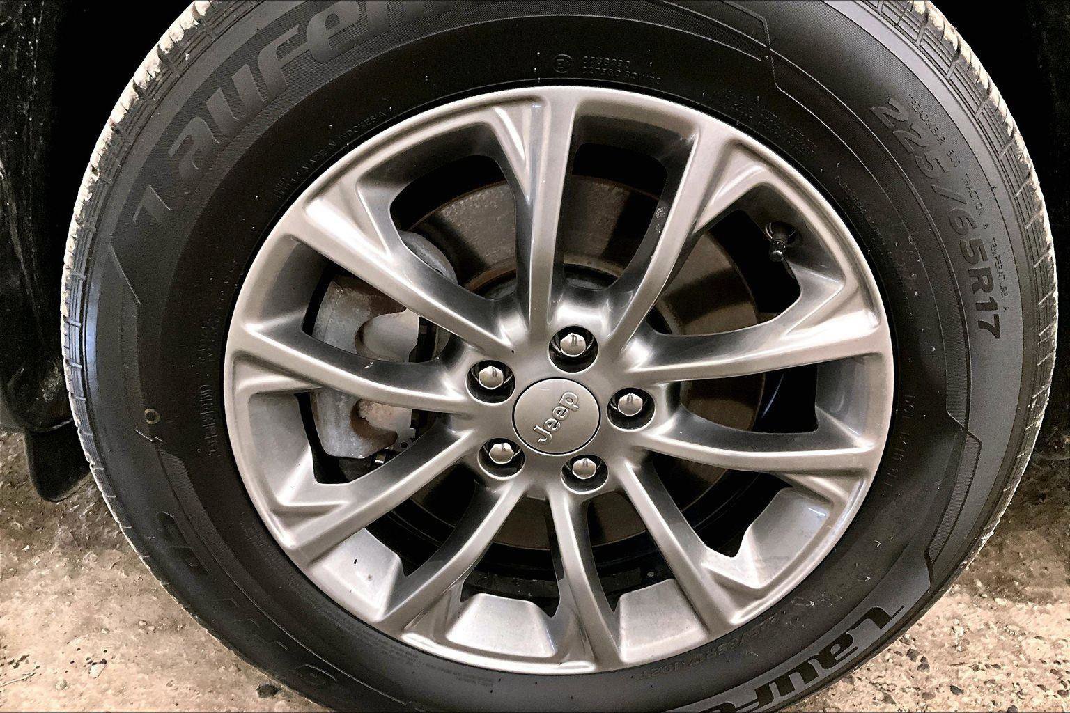 Used 2020 Jeep Cherokee Latitude Plus w/ Cold Weather Group image 10