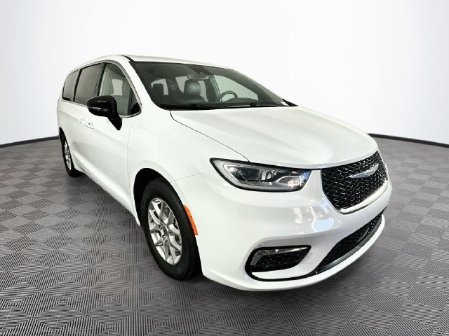 Used 2025 Chrysler Pacifica Select FWD image 4