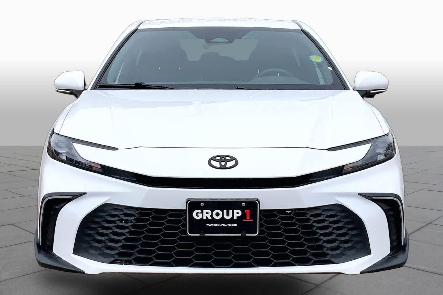 Used 2025 Toyota Camry SE w/ Convenience Package FWD image 4