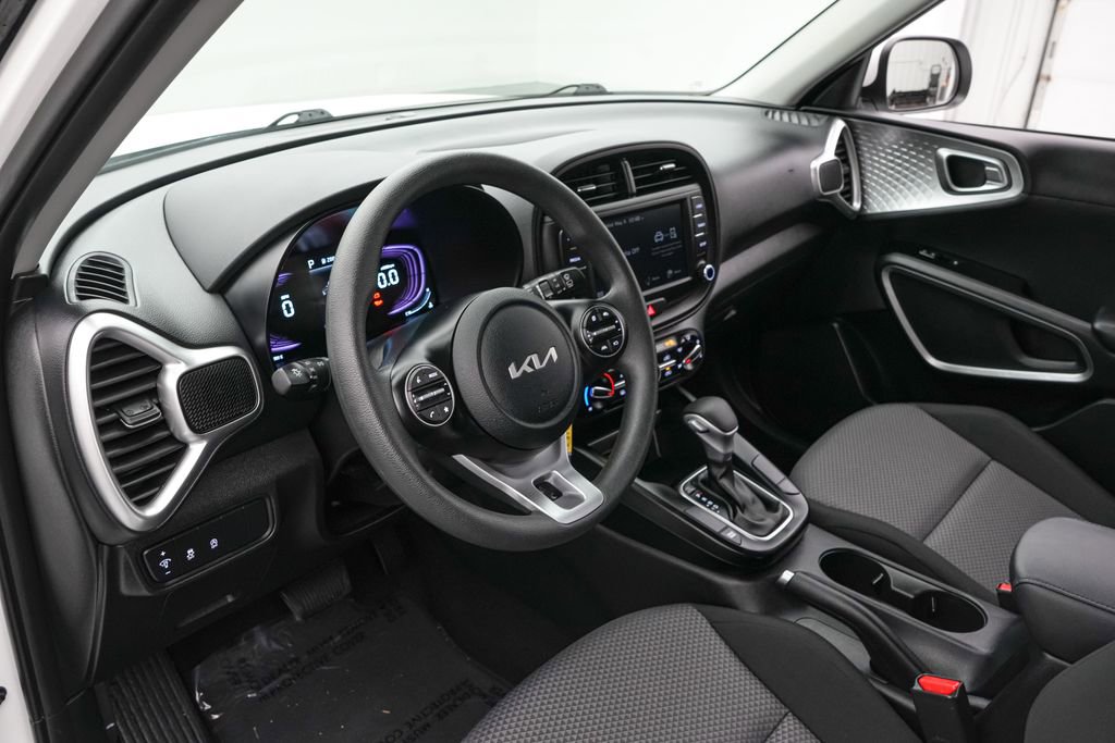 Used 2025 Kia Soul LX w/ LX Technology Package FWD image 13