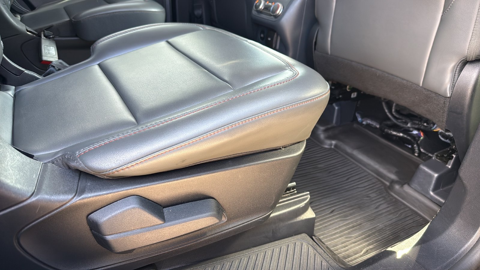 Certified 2025 Ford Explorer Active w/ Active Comfort Package RWD image 26