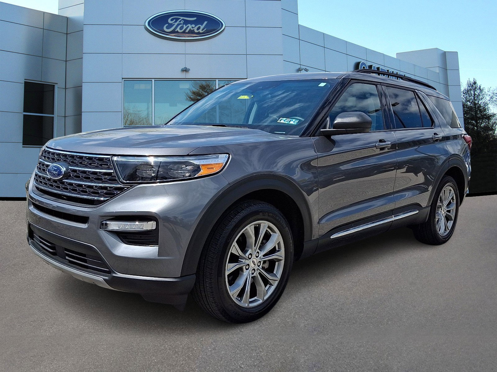 Certified 2024 Ford Explorer XLT w/ Equipment Group 202A AWD/4WD image 4