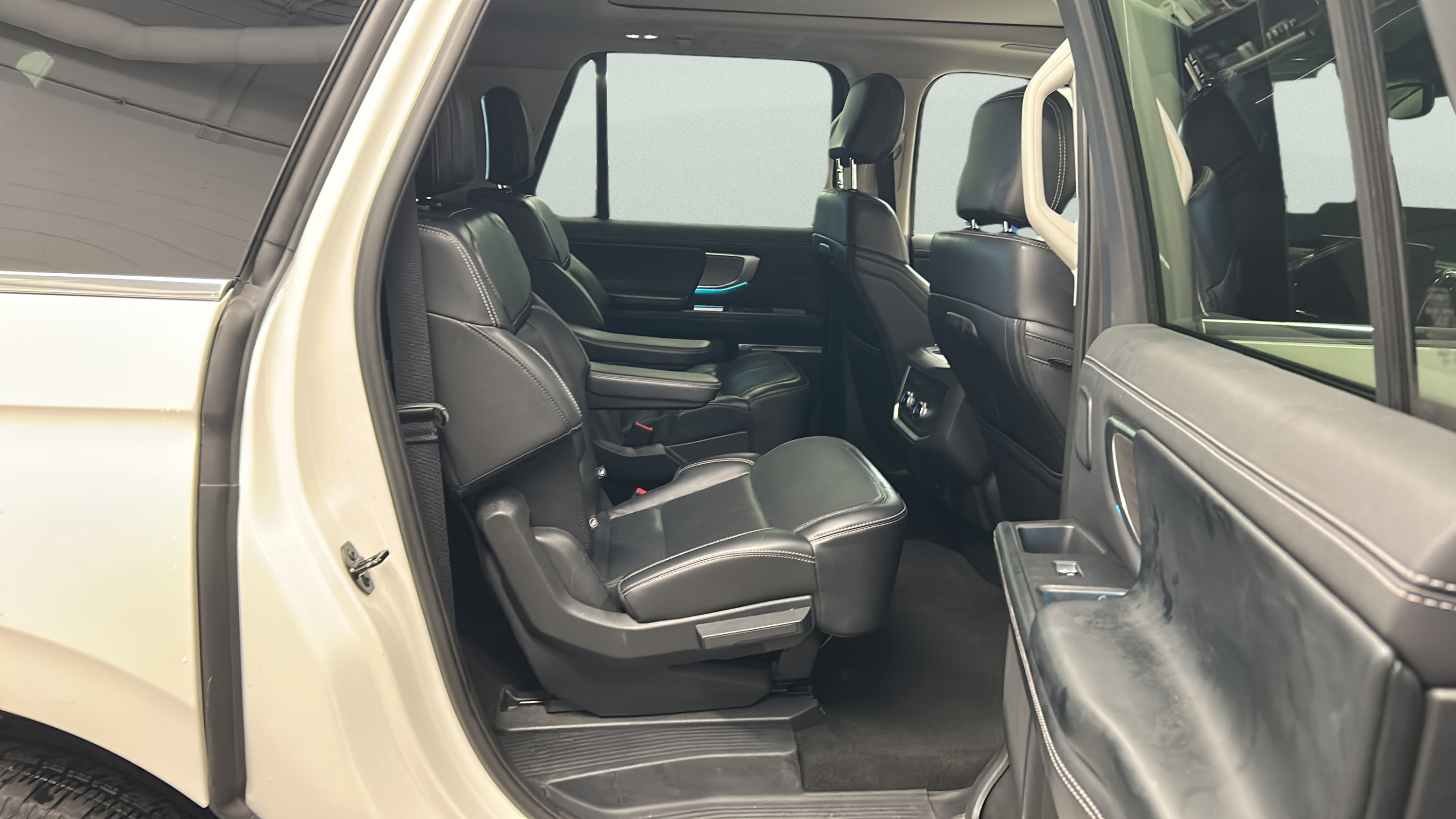 Certified 2025 Ford Expedition Max Platinum w/ Driver's Package AWD/4WD image 16