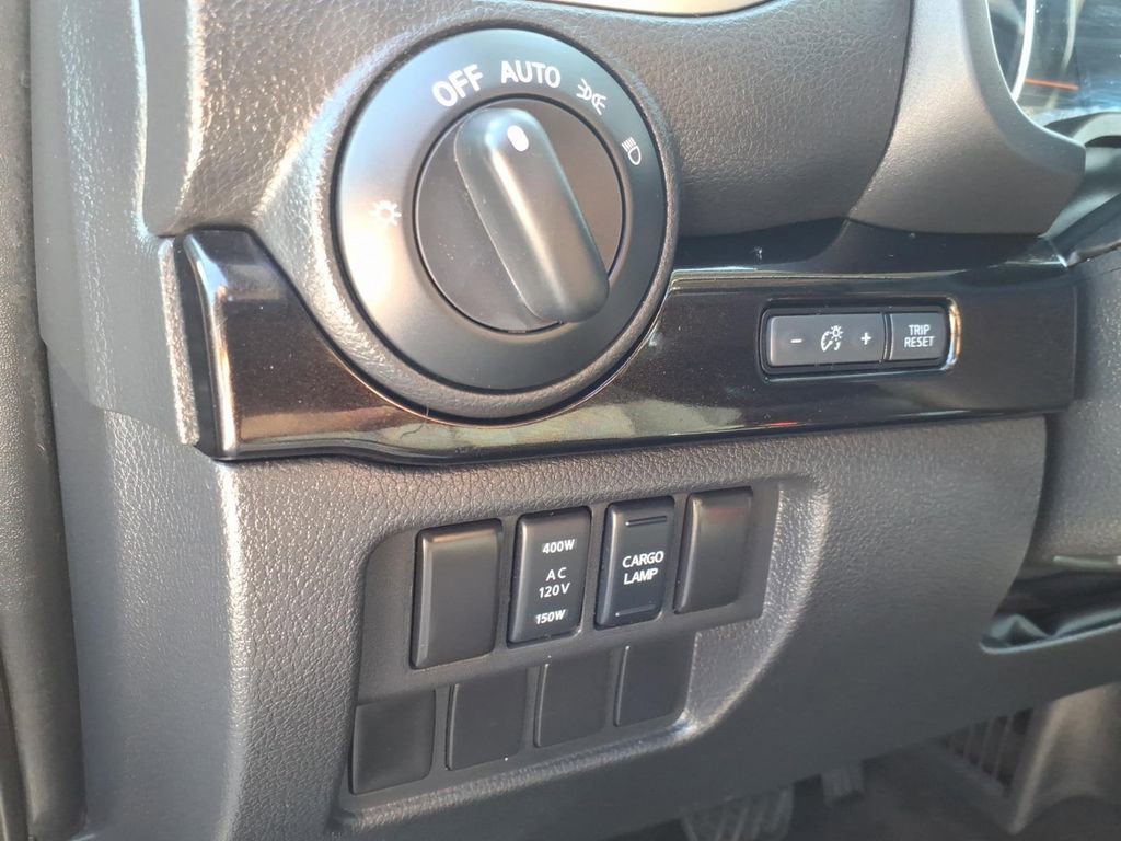 Used 2019 Nissan Titan SV w/ SV Convenience Package RWD image 17