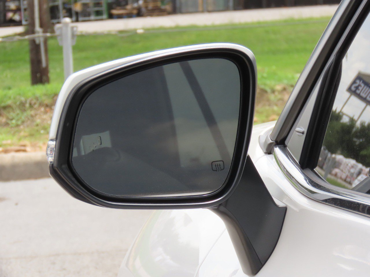 Used 2024 Toyota Highlander XLE FWD image 17