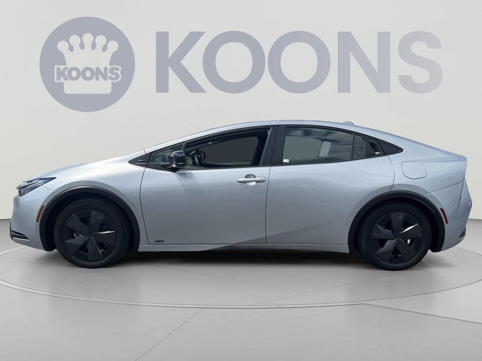 Used 2025 Toyota Prius LE AWD/4WD image 2