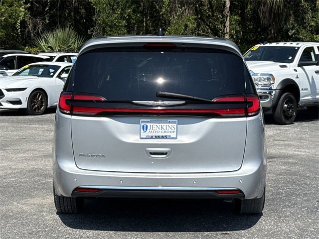 Used 2024 Chrysler Pacifica Touring-L image 6