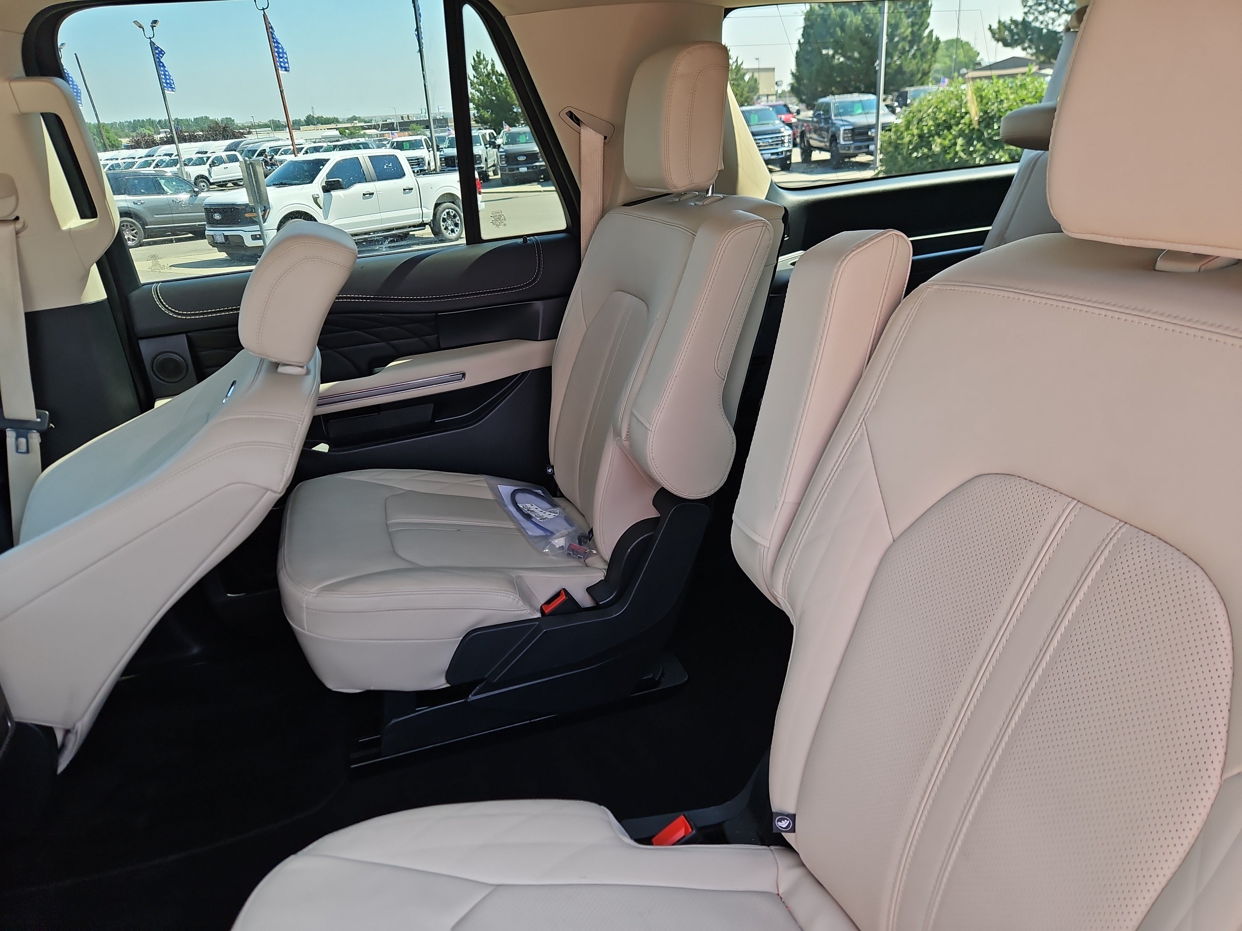 Certified 2024 Ford Expedition Max Platinum AWD/4WD image 4