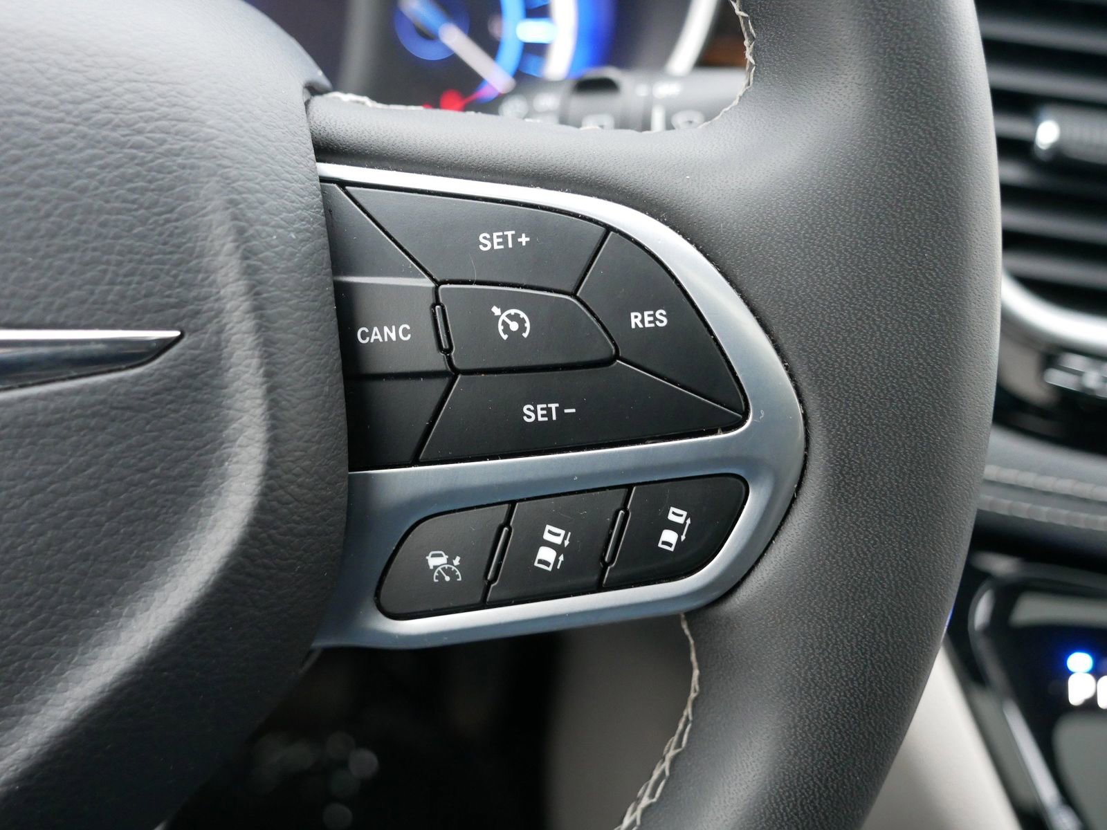 Used 2023 Chrysler Pacifica Limited image 32