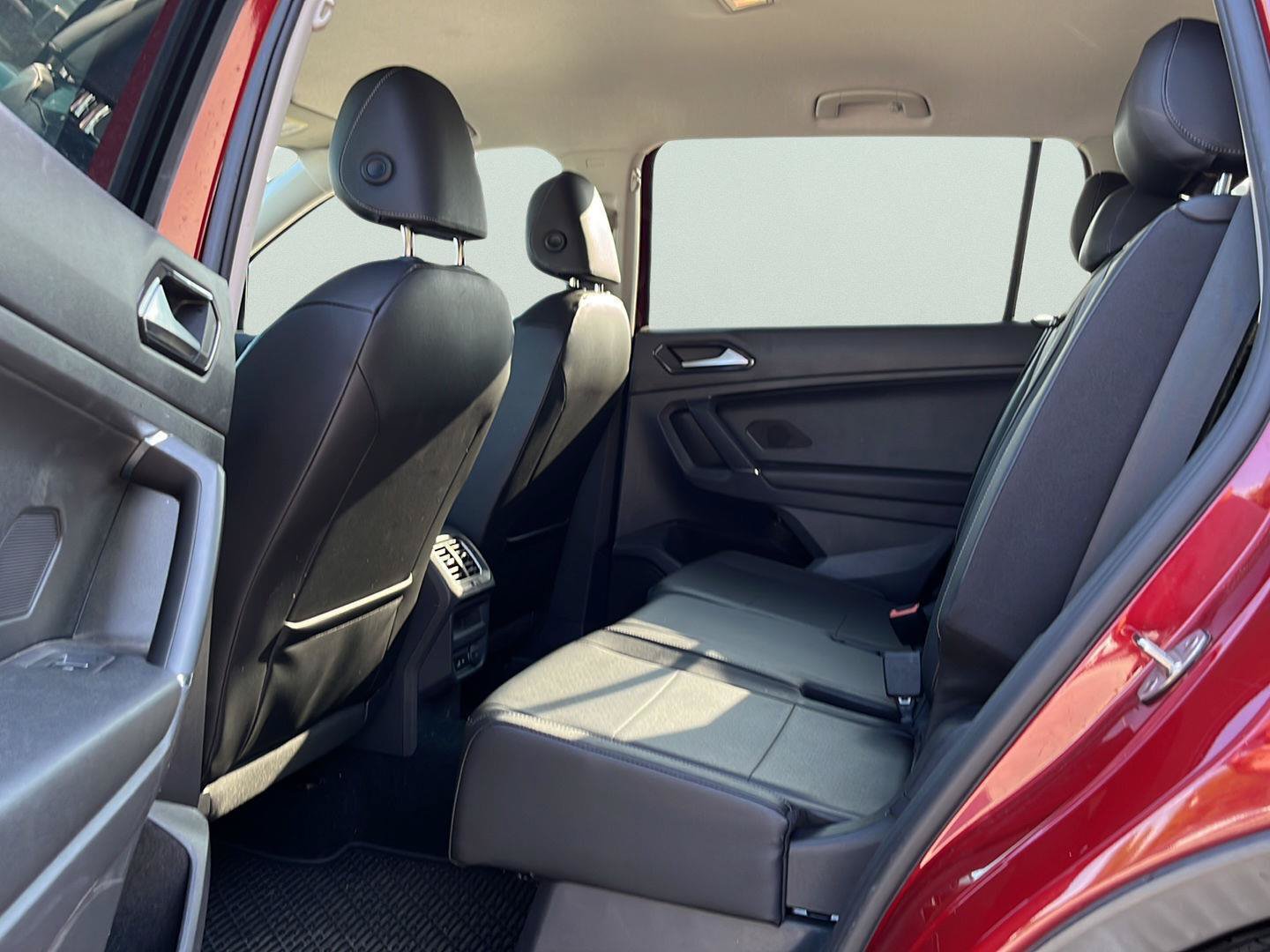 Used 2018 Volkswagen Tiguan SE FWD image 12