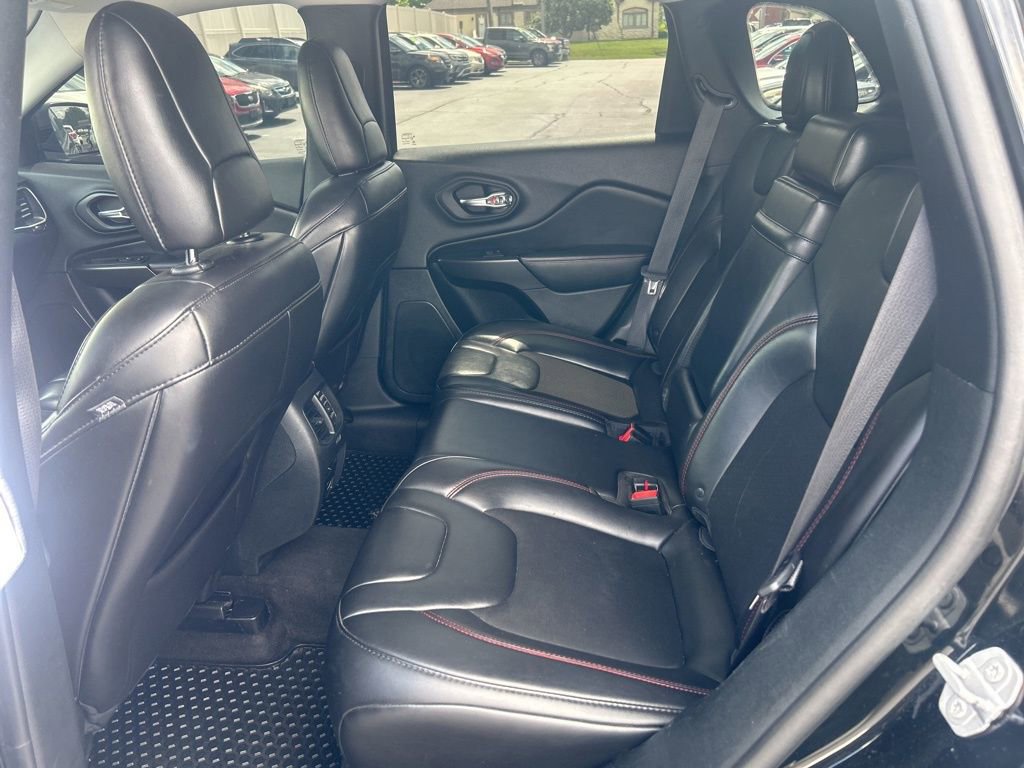 Used 2019 Jeep Cherokee Trailhawk AWD/4WD image 17