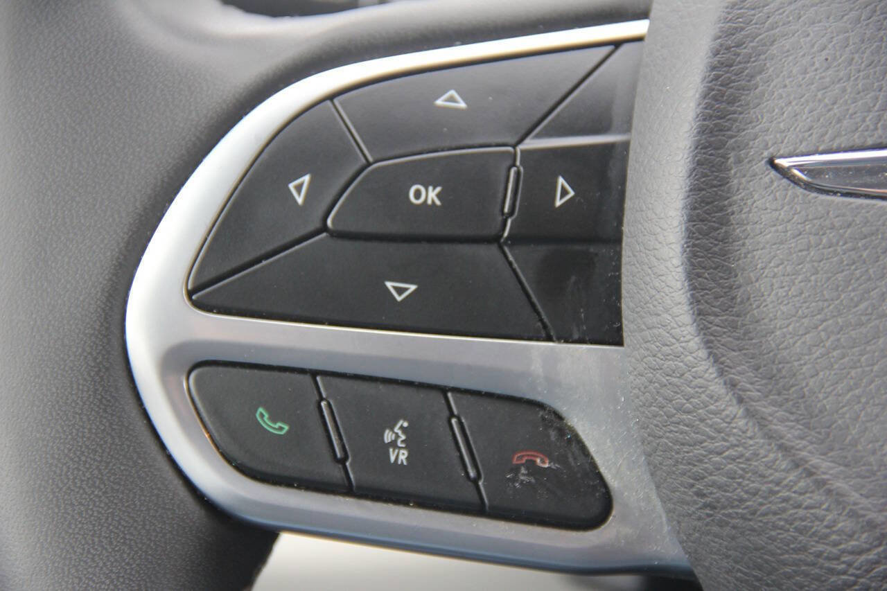 Used 2024 Chrysler Pacifica Touring-L FWD image 36