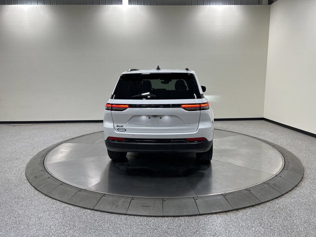 Used 2023 Jeep Grand Cherokee Altitude AWD/4WD image 9