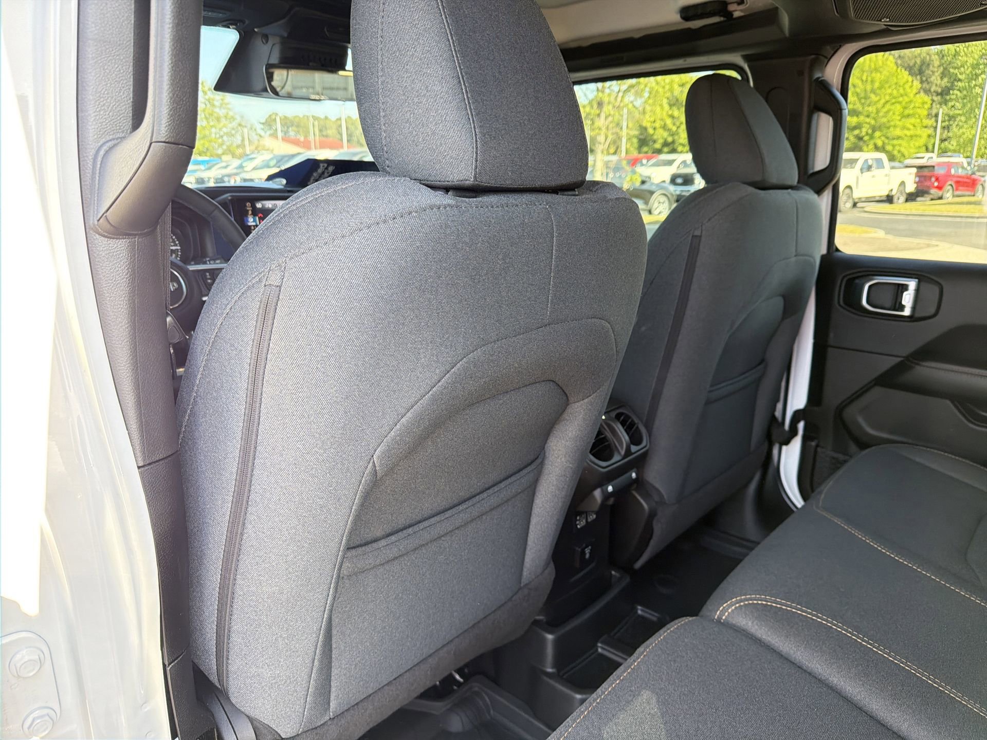 Used 2025 Jeep Wrangler Unlimited Sahara AWD/4WD image 28
