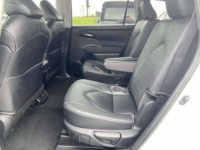 Used 2023 Toyota Highlander XLE AWD/4WD image 9