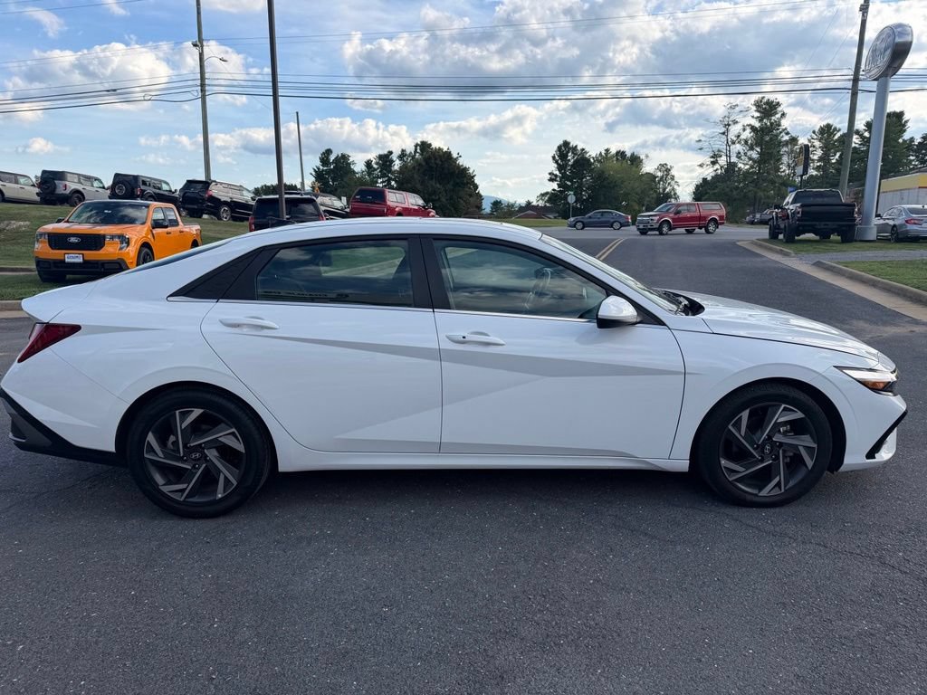 Used 2025 Hyundai Elantra SEL FWD image 6