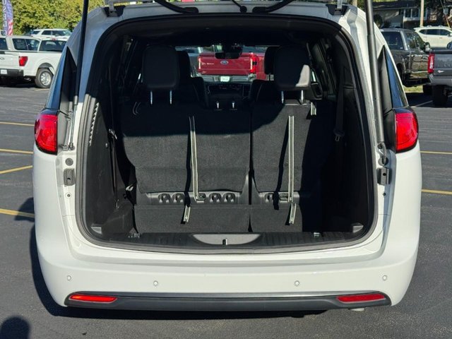 Used 2026 Chrysler Voyager LX FWD image 5