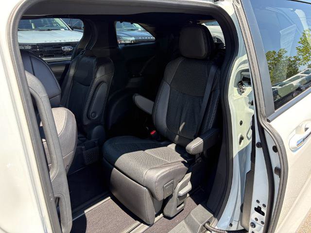 Used 2025 Toyota Sienna Platinum AWD/4WD image 11